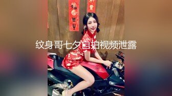 小哥趁着外面没人溜进商场女厕偷拍了两个嫩鲍鱼赶紧跑